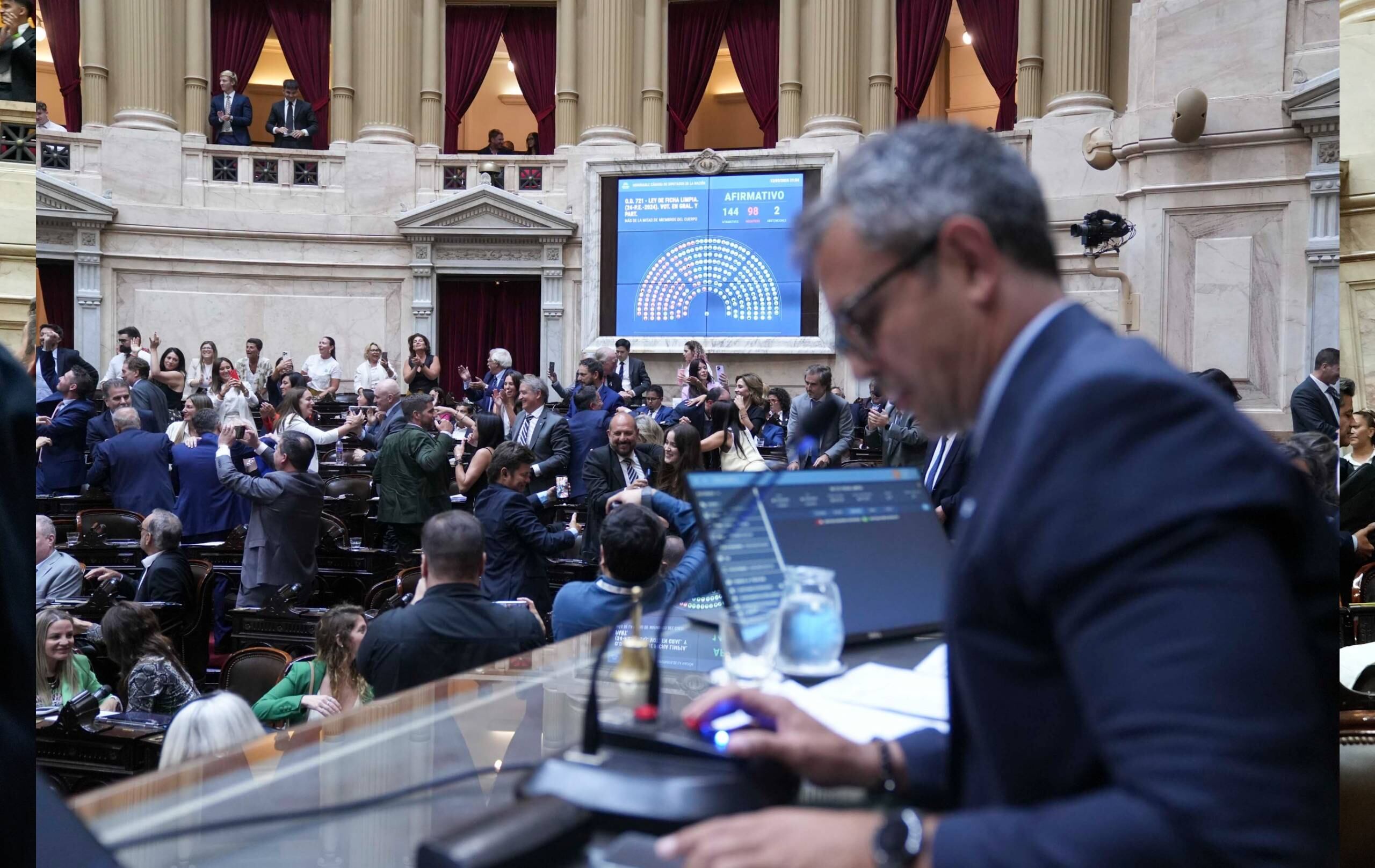 La Ficha Limpia se aprobó en Diputados, pero tambalea en el Senado.