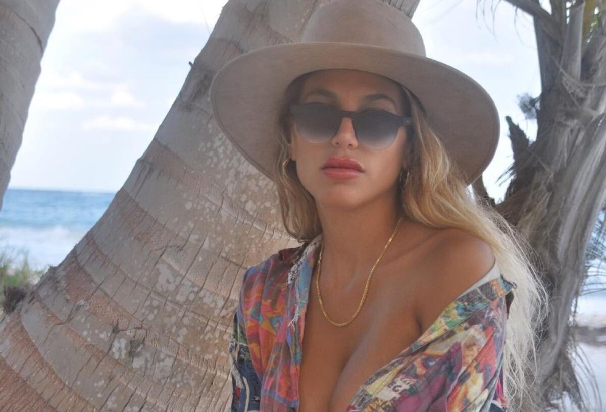 Marian Farjat posó sin ropa entre pétalos de flores en una producción de fotos para el infarto