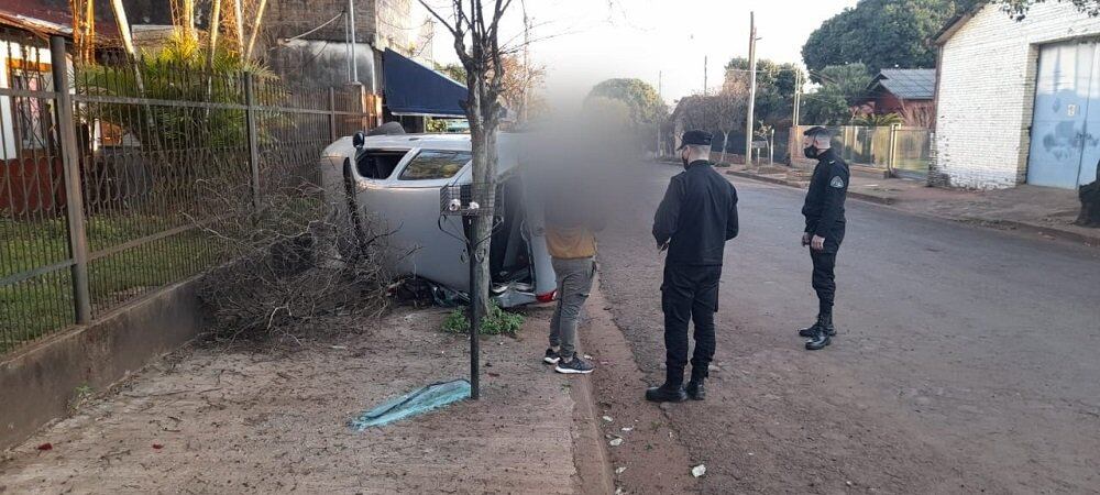 Alcohol al volante derivó en increíble vuelco en Oberá.