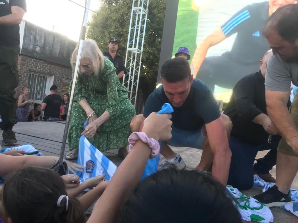 Scaloni firmó camisetas durante el acto homenaje que organizaron en Pujato.