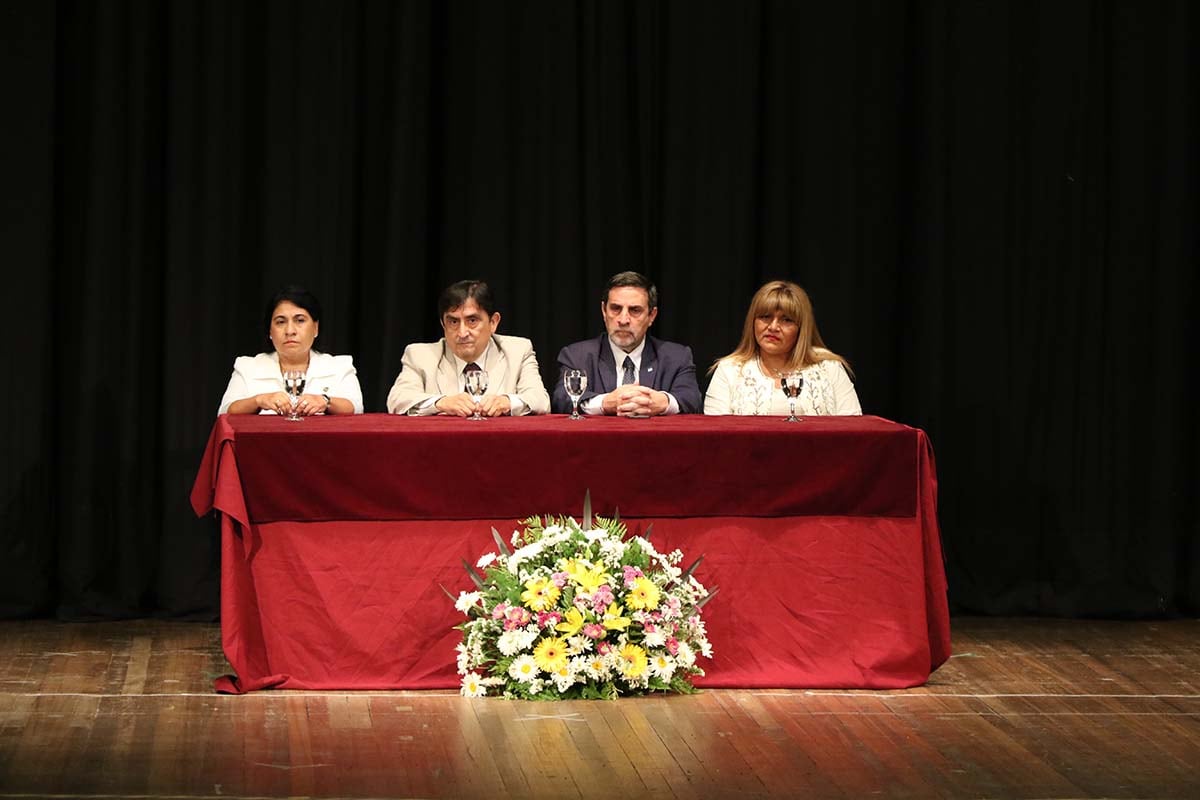 El ministro Medina Ruiz junto a autoridades de la UNT.