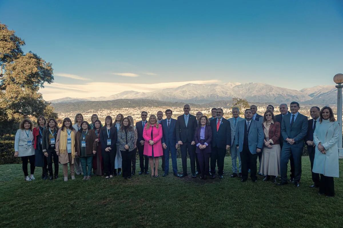 Con el marco del paisaje de la "Tacita de Plata", autoridades que participaron en la apertura de las actividades.