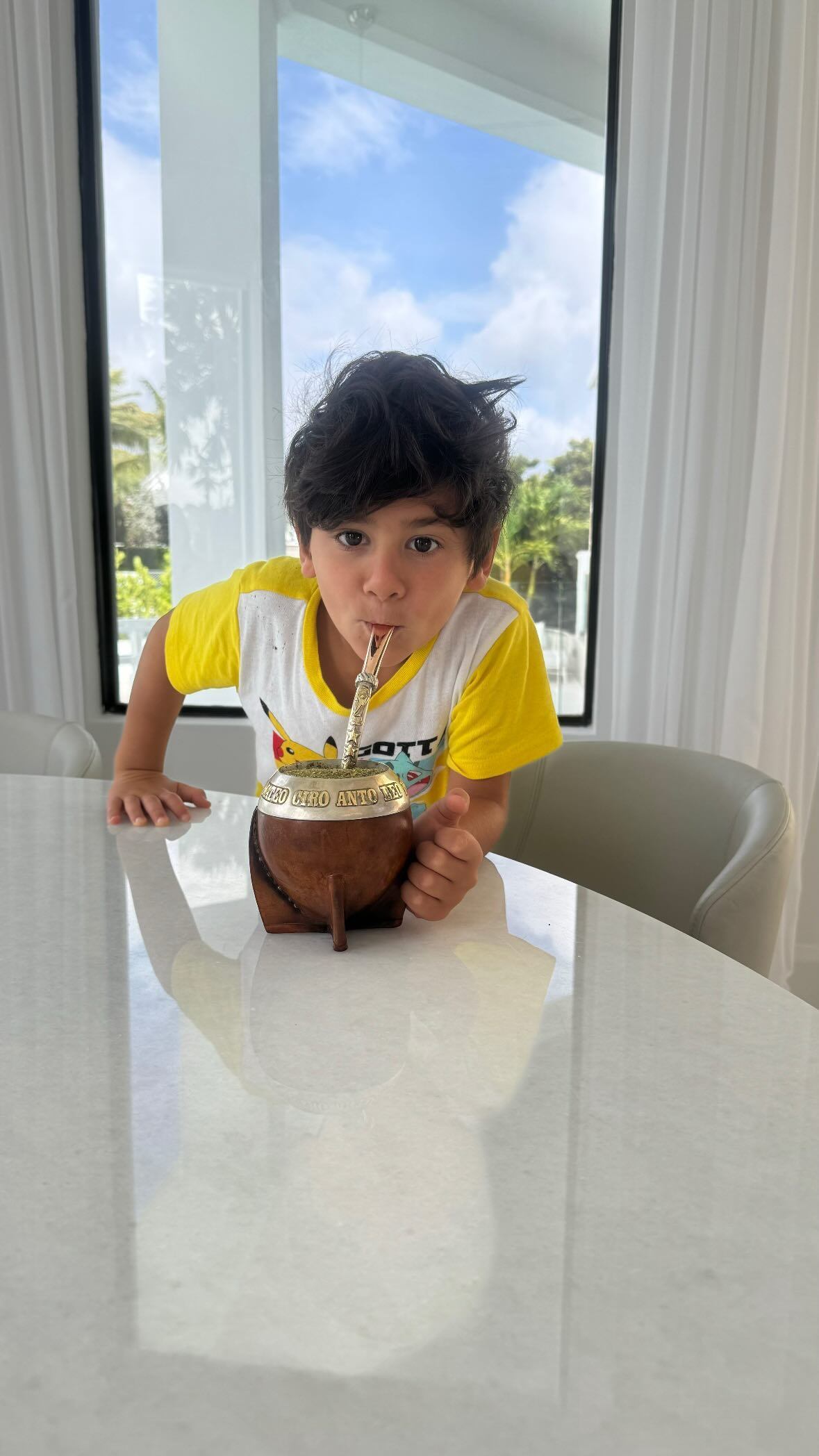 Lionel Messi le sacó una foto a su hijo Ciro Messi mientras tomaban mate en Miami.