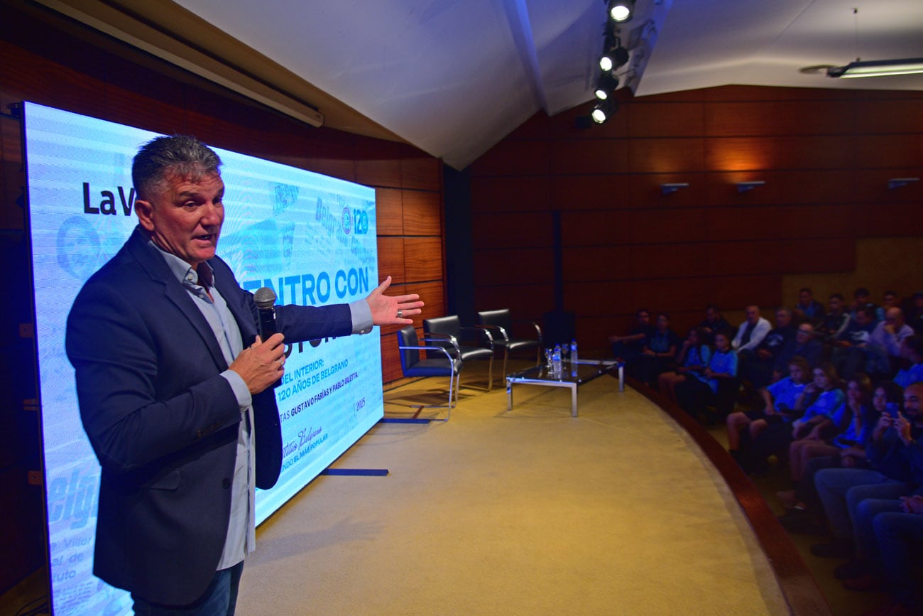 Encuentro con la Historia.  El club Belgrano cumple 120 años y repasó su historia en una charla con los periodistas Gustavo Farías y Pablo Giletta en el auditorio de La Voz. (Nicolás Bravo / La Voz)