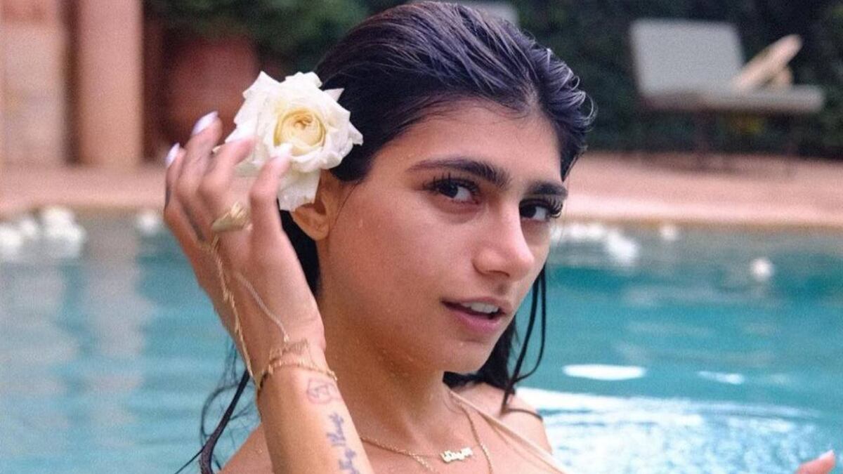 Mia Khalifa conquistó a sus seguidores con dos ajustados escotes y se llenó de corazones rojos en Instagram