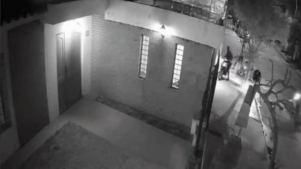 Violento robo en Córdoba: la abordaron cuando salía de trabajar y la arrastraron para sacarle el celular