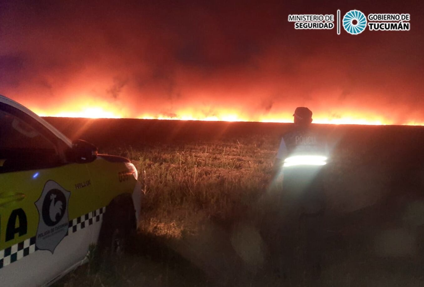 El incendio fue extinguido en un trabajo conjunto entre bomberos y policías.