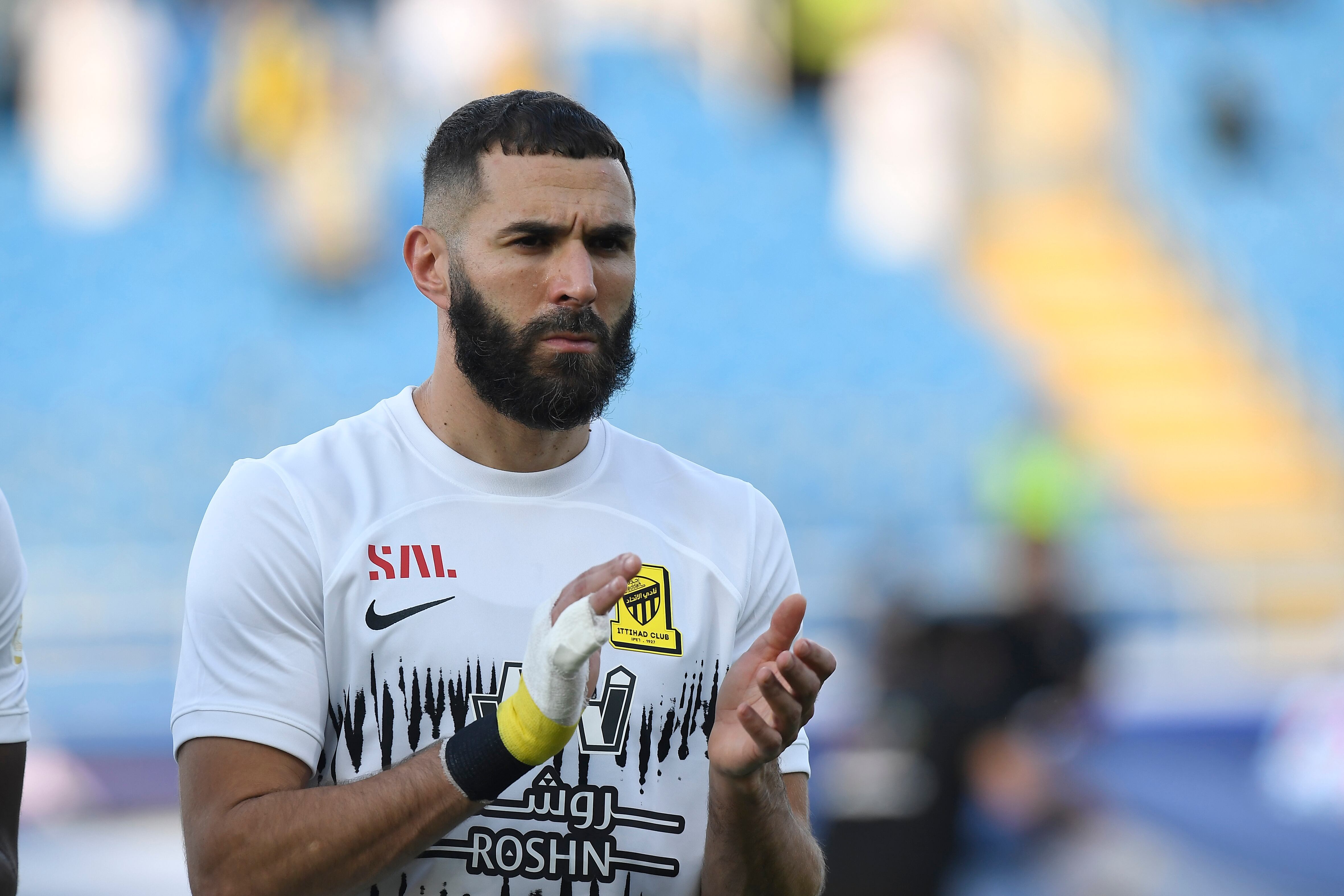 Karim Benzema delantero del Al Ittihad saluda a los fanáticos de su equipo previo al partido ante Al Raed, en la Liga Saudí, en Buraidah, Arabia Saudita. Lunes 14 de agosto de 2023. (AP Foto)