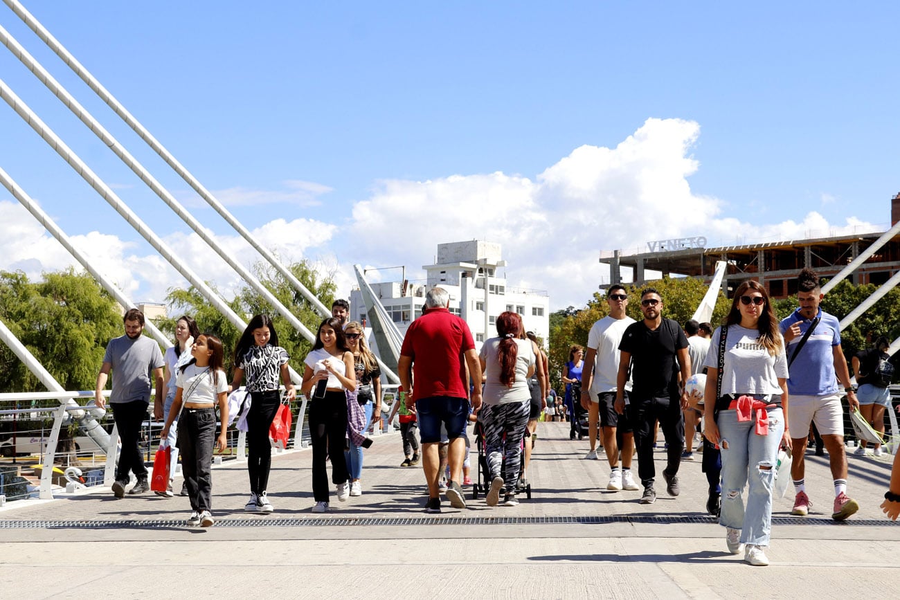 Gran cantidad de turistas llegaron a Villa Carlos Paz. El Cerro de La cruz y el centro de la ciudad recibieron a las familias que llegaron para Semana Santa.  (La Voz)