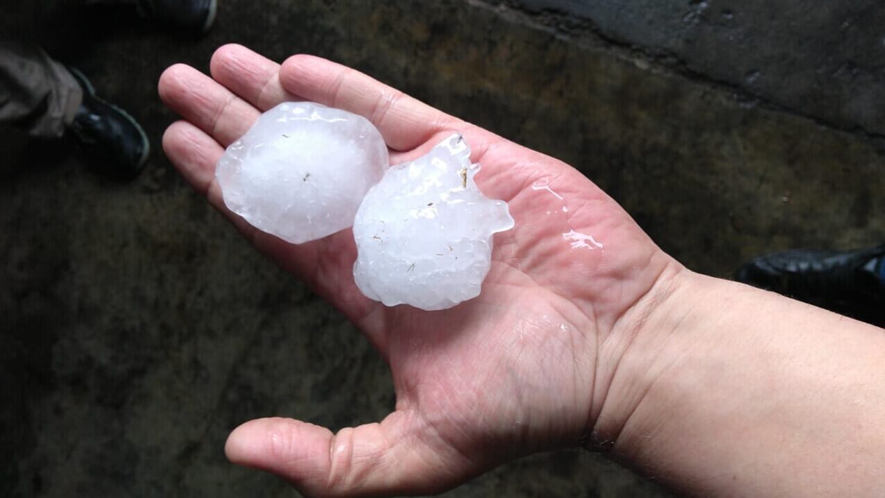 Caída de granizo en Adelia María. (Gentileza @dimarcorafael)