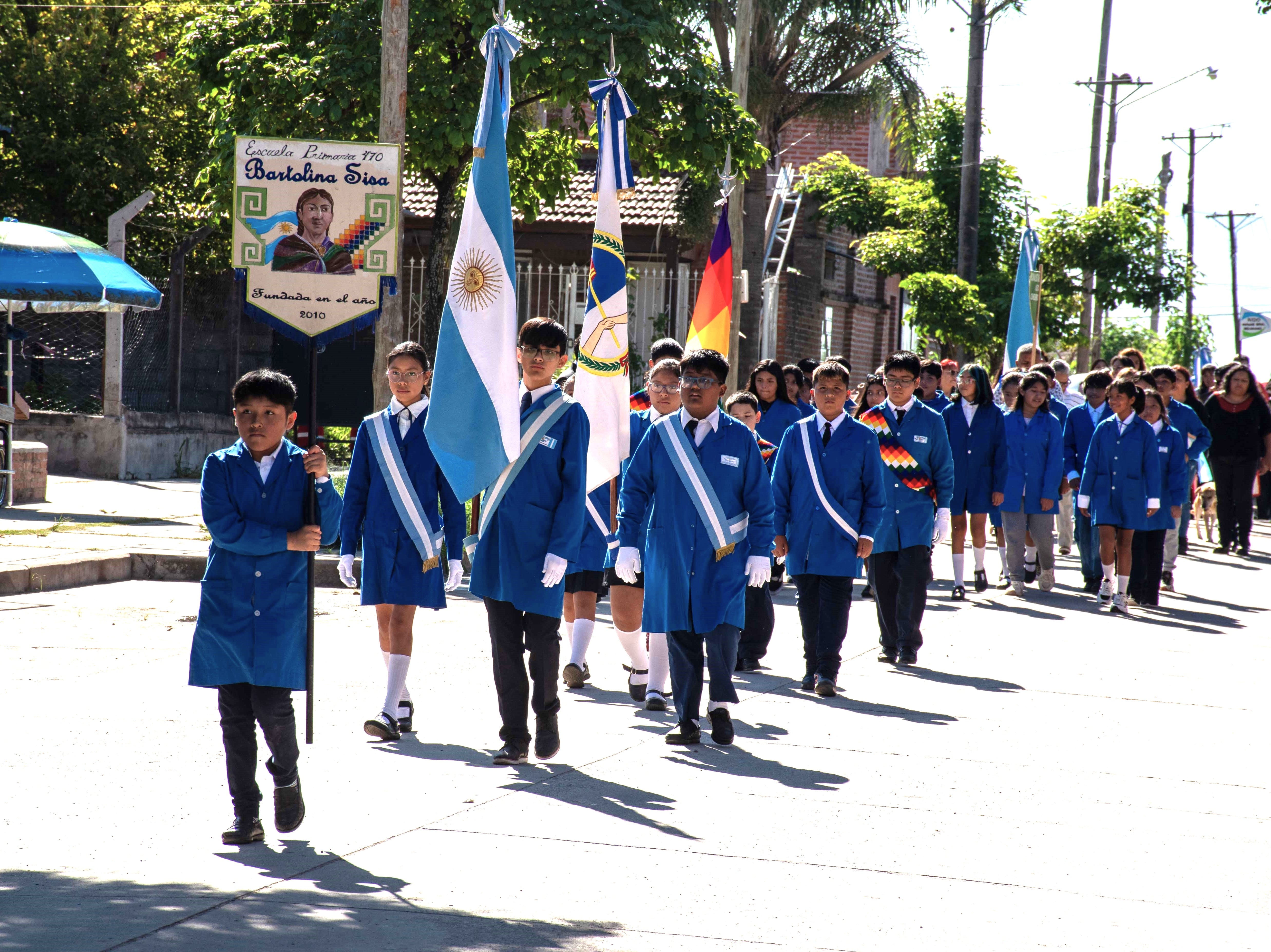 Delegaciones escolares hicieron su paso ante la concurrencia, en el marco de la celebración del 25º aniversario del barrio ATSA, en el distrito Alto Comedero de San Salvador de Jujuy.