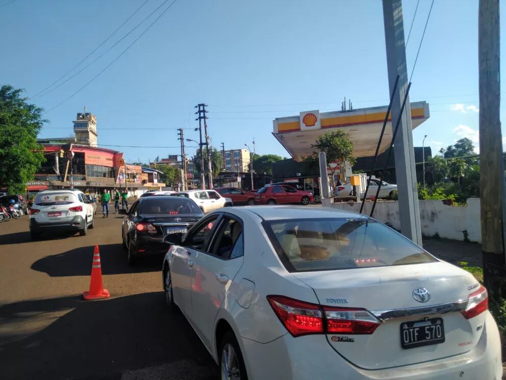 Para evitar la falta de combustible en Iguazú, rige cupo de 15 litros para extranjeros.