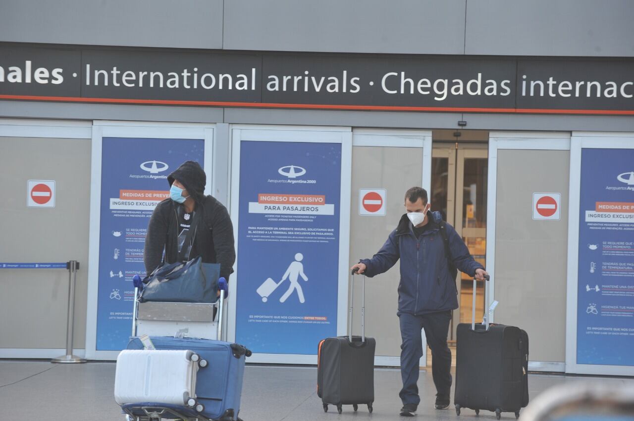 Arribo de pasajeros en el Aeropuerto Internacional de Ezeiza. (Foto: Clarín)