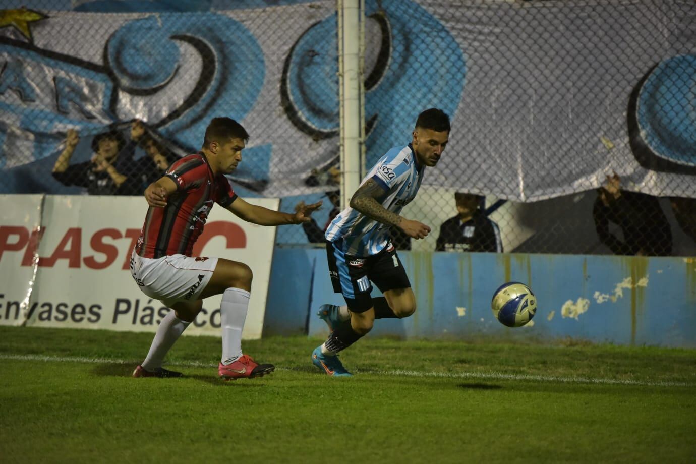 Racing y Douglas Haig, en Nueva Italia, por la fecha 28 de la Zona 2 del Federal A. (Facundo Luque / La Voz)