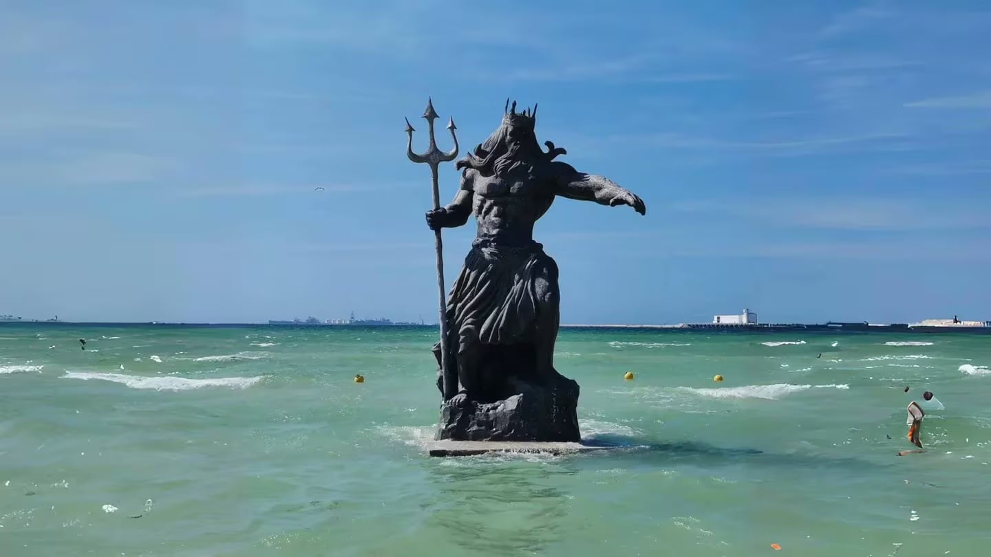 Habitantes de Yucatán, México, quieren derribar una estatua de Poseidón porque dicen que hace enojar al dios maya Chaac.  Foto: x.com/NotiGDL