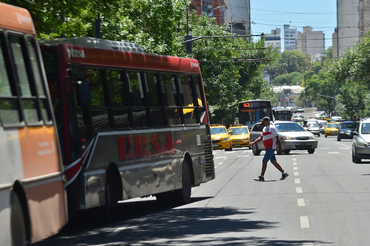 Córdoba insólita: se paró frente del colectivo para que frene y pueda subir