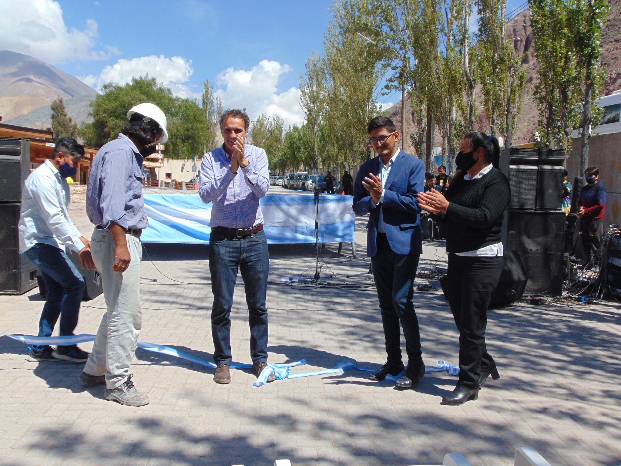 El comisionado municipal Oscar Tolaba recibió en Purmamarca al ministro Katopodis para inaugurar juntos la obra de adoquinado de la avenida San Martín.