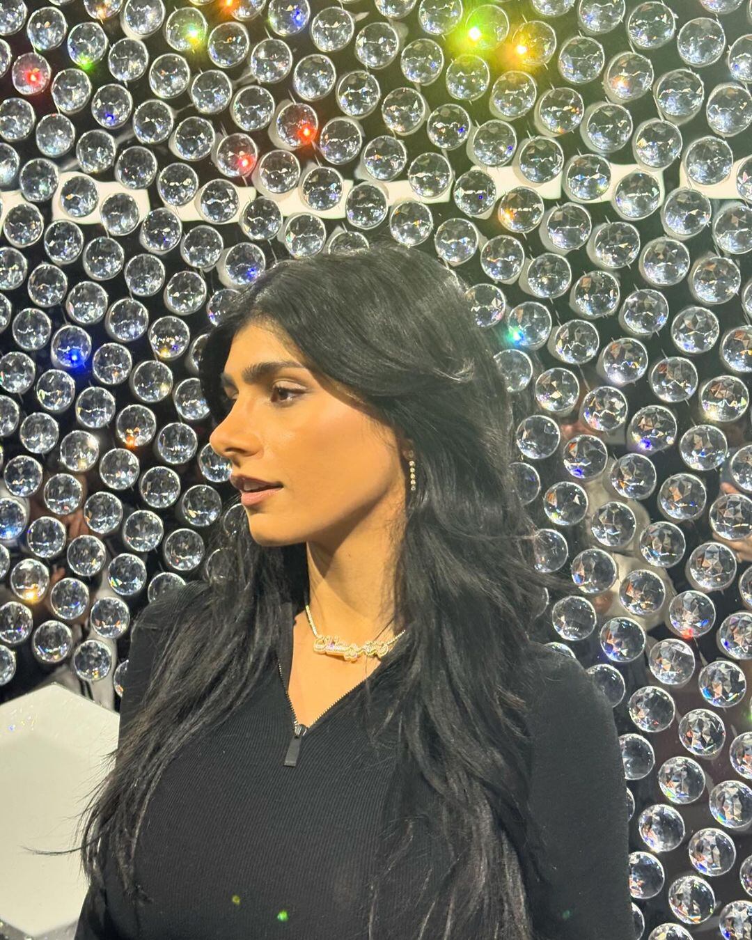 Mia Khalifa apostó por un look total black ultra ajustado y conquistó a sus fans