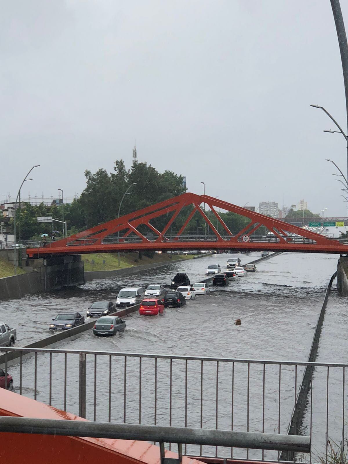 Por la lluvia se inundó la General Paz y varías calles de la Ciudad