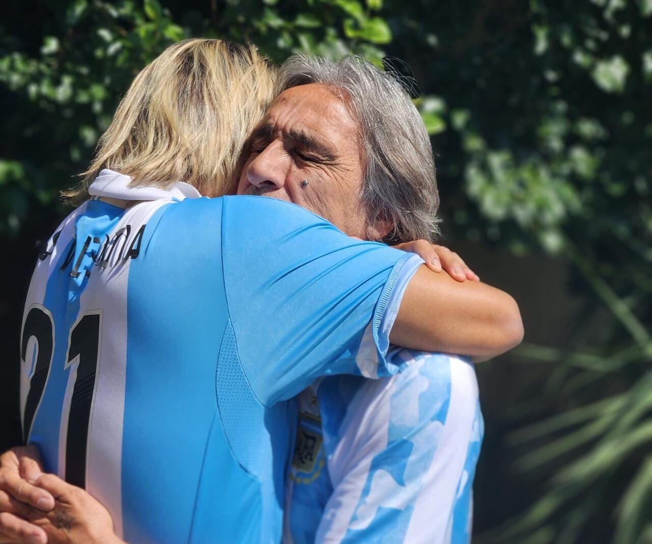 Daniel Valencia y su hijo. Emocionado en el adios al Flaco Menotti.