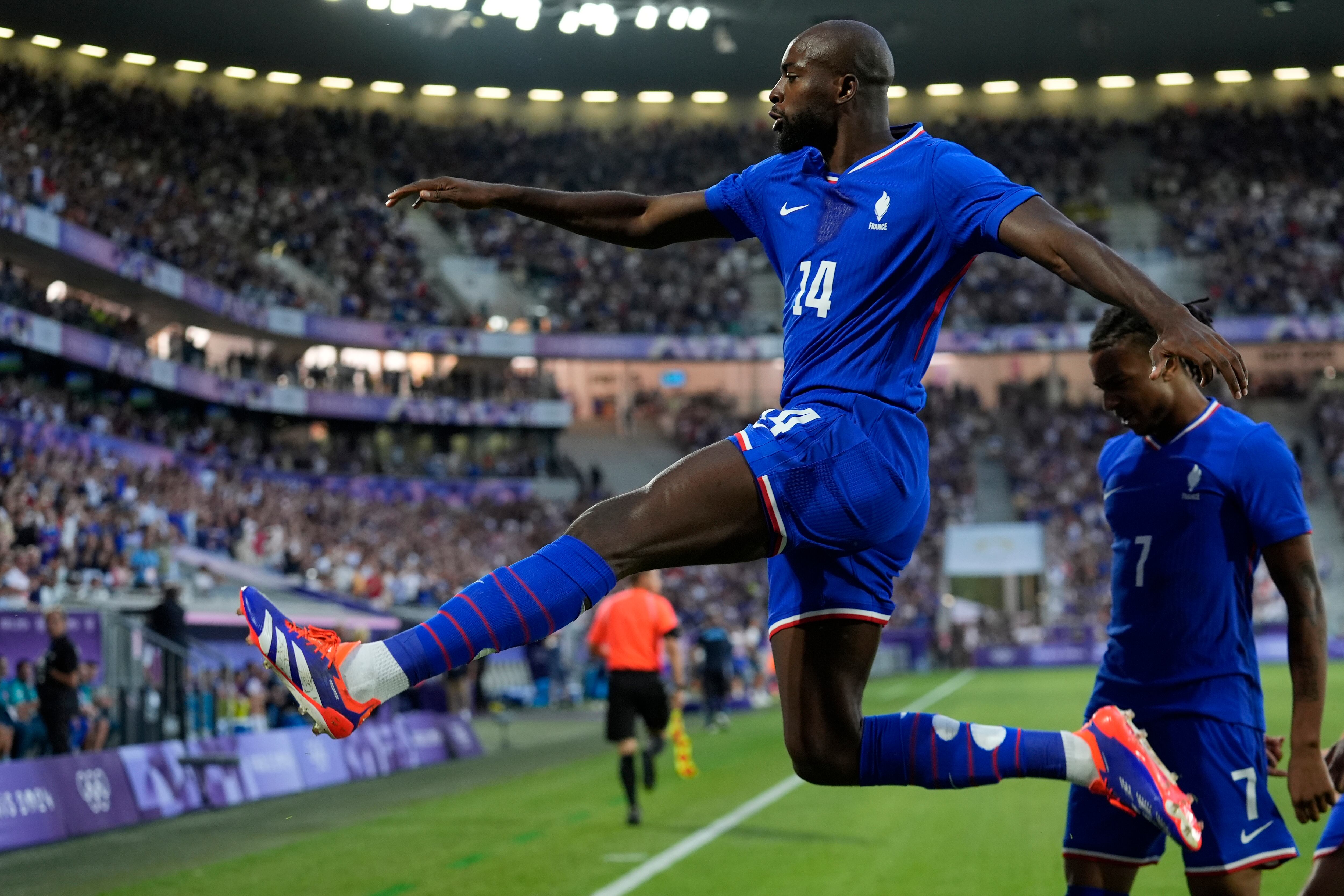 El francés Jean-Philippe Mateta celebra tras convertir contra Argentina (AP Foto/Rebecca Blackwell)