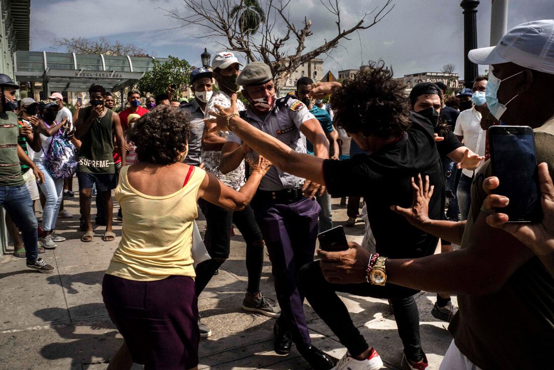 La policía detiene a un manifestante antigubernamental durante una protesta en La Habana. (AP)