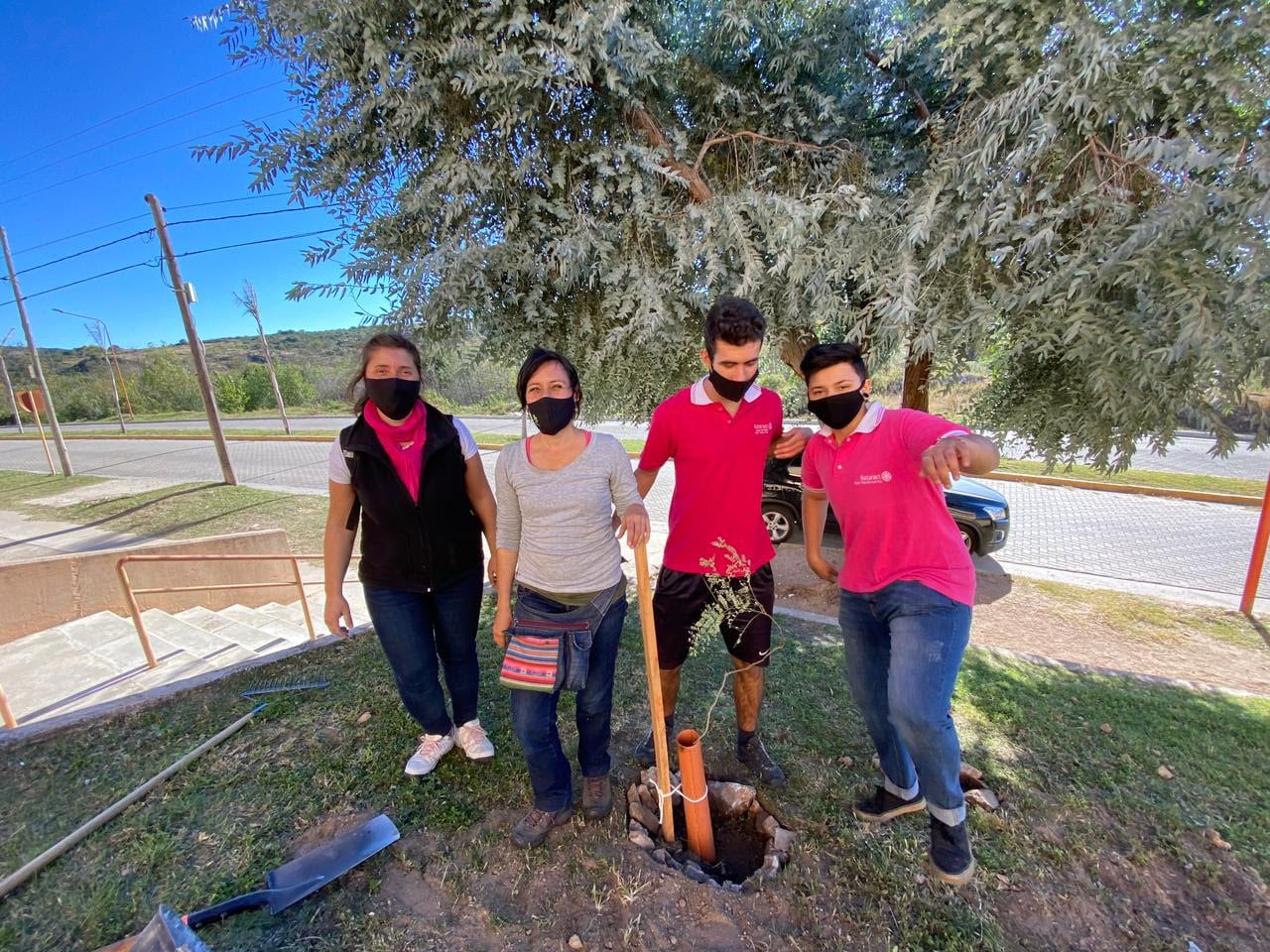 Nueva jornada de forestación en el IPET Nº 382 de barrio Altos del Valle.