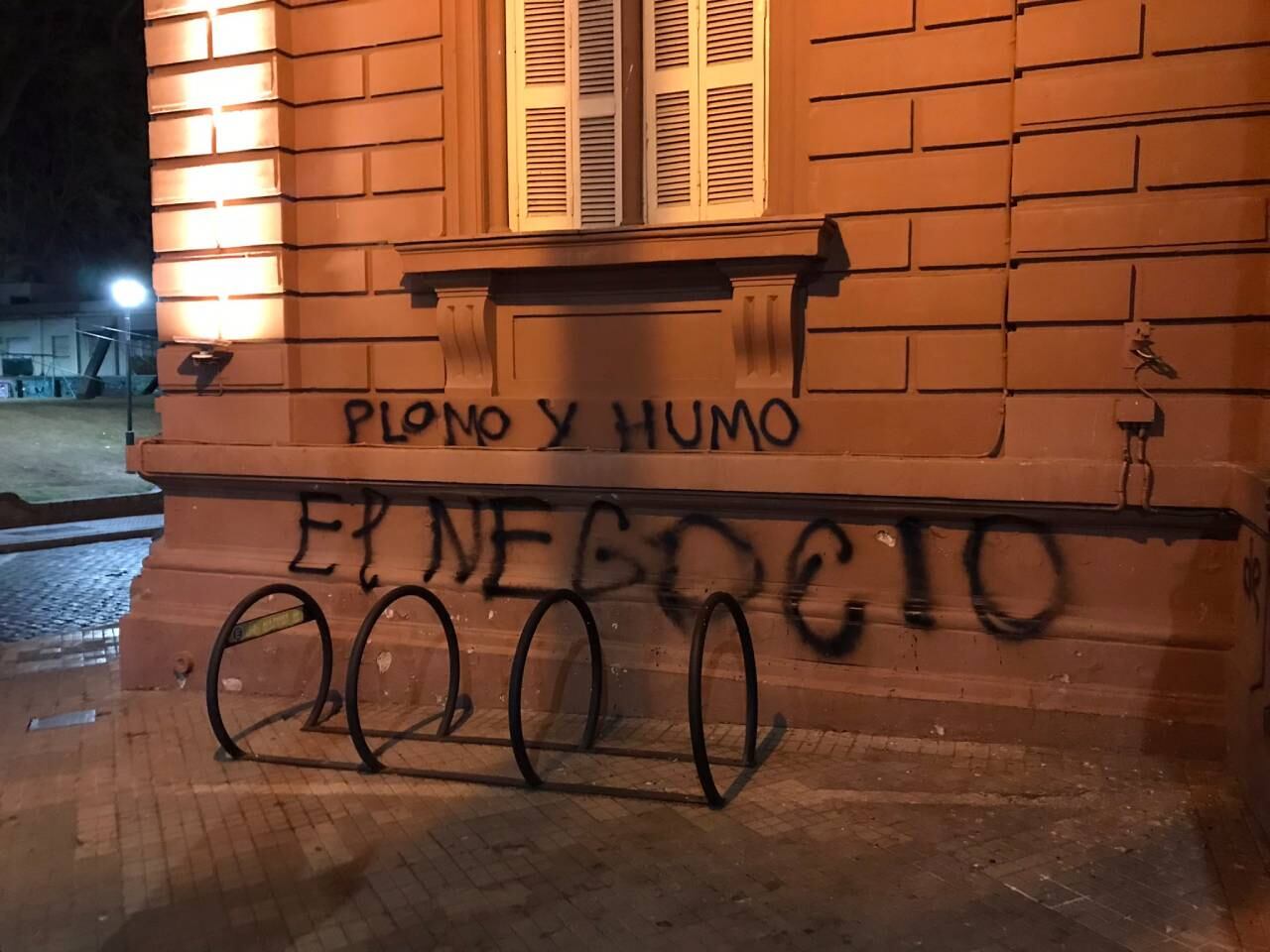 La fachada del Palacio de los Leones quedó marcada por la protesta contra los incendios.