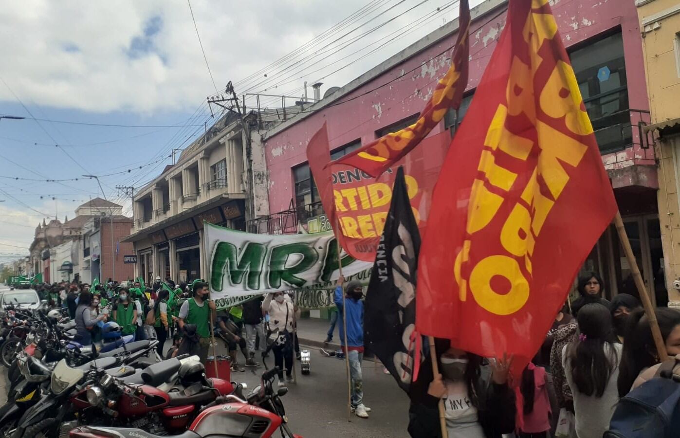 La Coordinadora de Organizaciones Populares de Jujuy nuclea a la Federación de Organizaciones de Base (FOB), el Frente de Organizaciones en Lucha (FOL), el Movimiento Resistencia Popular, el Polo Obrero Tendencia y el Movimiento Rebelión Popular.