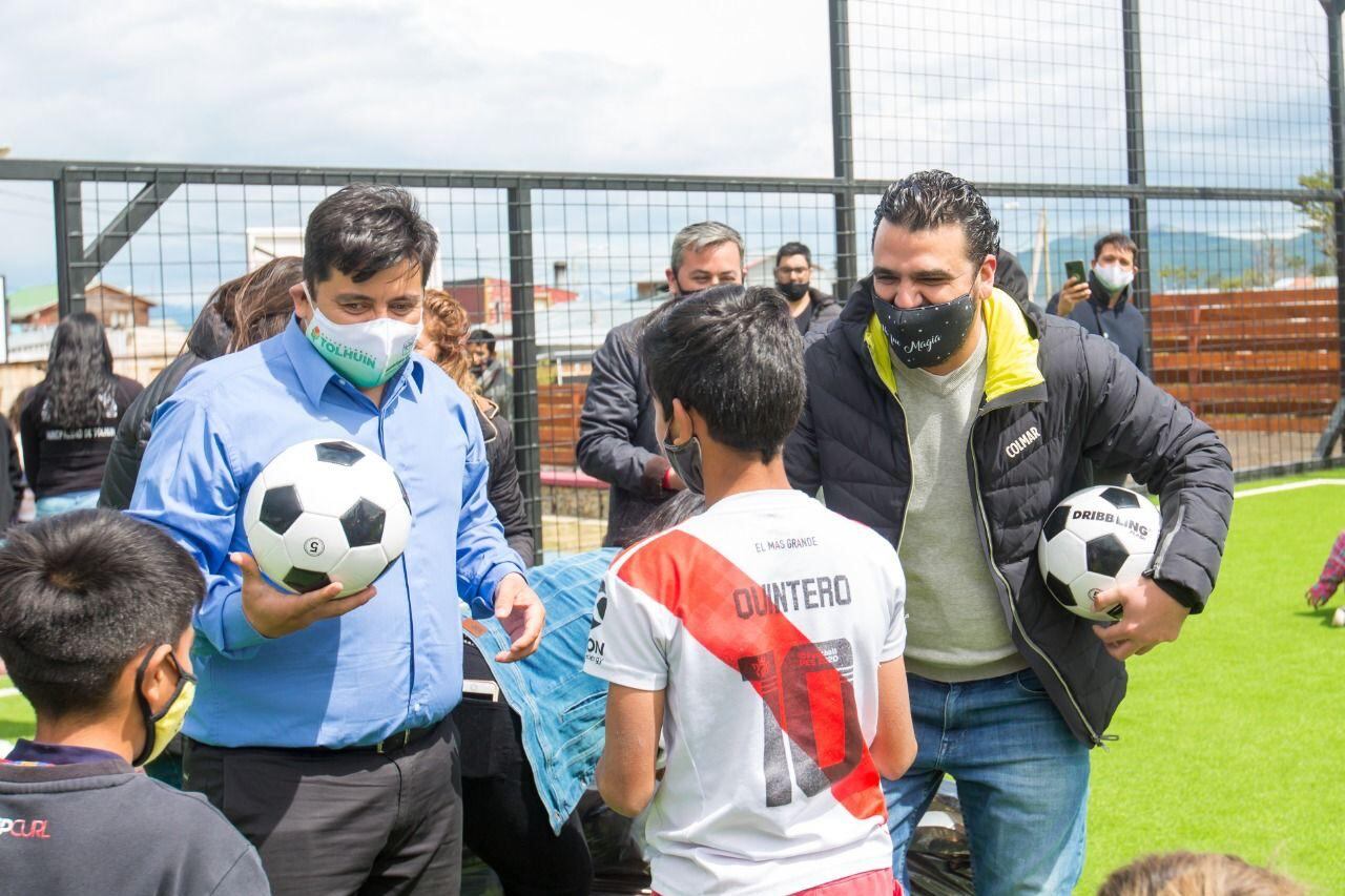 Los intendentes repartieron pelotas y se predispusieron a jugar con los niños presentes, destacando que el deporte y el juego es un derecho, no un lujo.