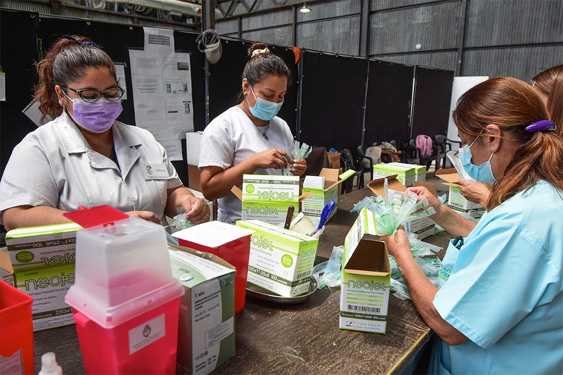 Vacunacion de niños y adolescentes.
 Noelia Pérez, Noelia Luna, Sharon Del Castillo Y Raquel Rosas preparan los descartables para las vacunas de los menores.