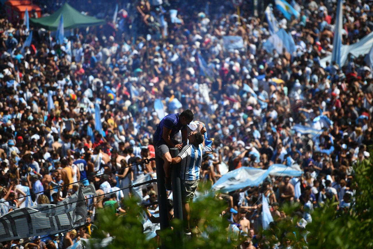 Una multitud festejó en el Patio Olmos y la Plaza Vélez Sarsfield después del partido final del mundial de fútbol. (Pedro Castillo / La Voz)