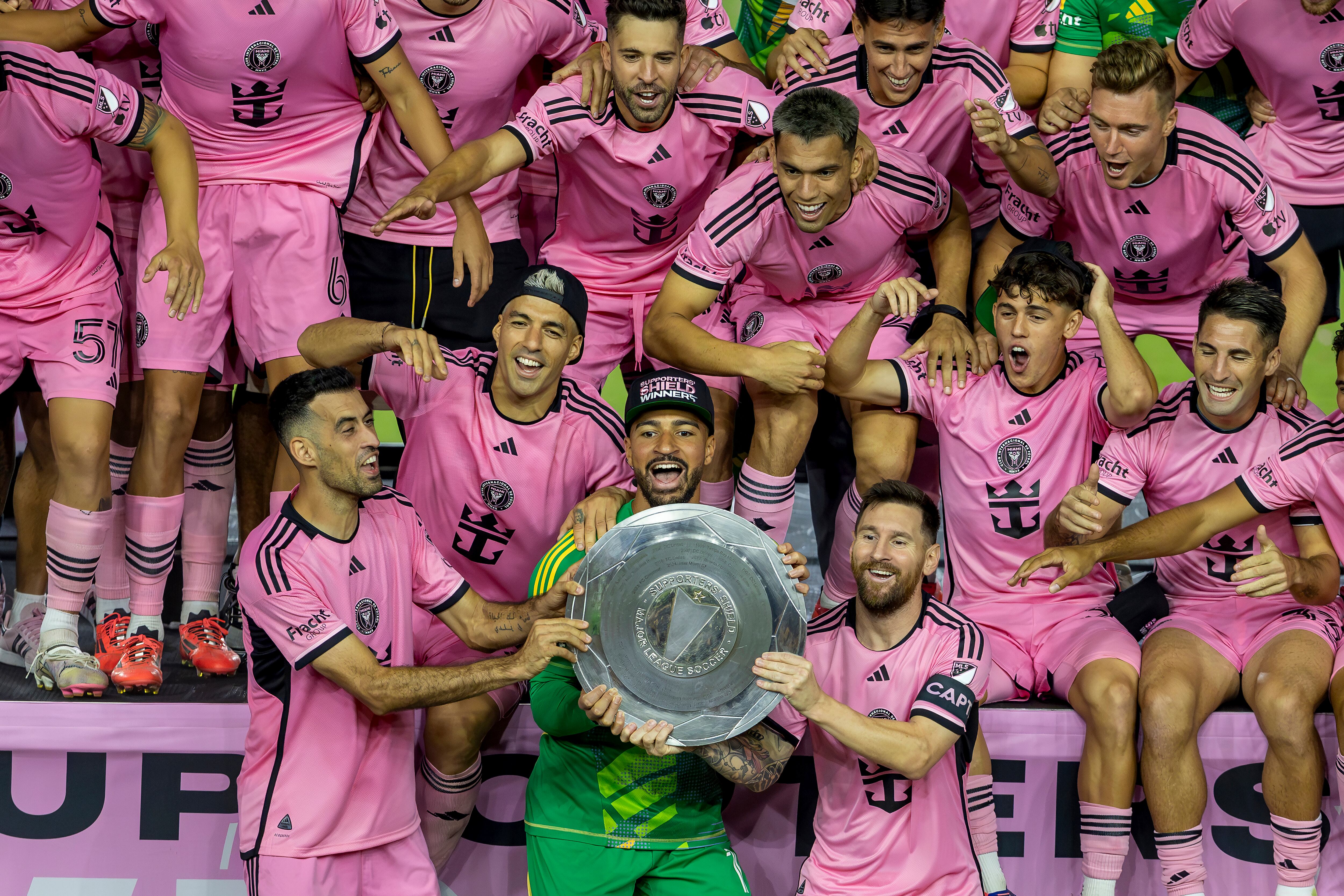 Lionel Messi (centro a la derecha en primer plano) celebra con sus compañeros del Inter Miami tras conquistar el Supporters' Shield de la MLS, el sábado 19 de octubre de 2024. (David Santiago/Miami Herald vía AP)