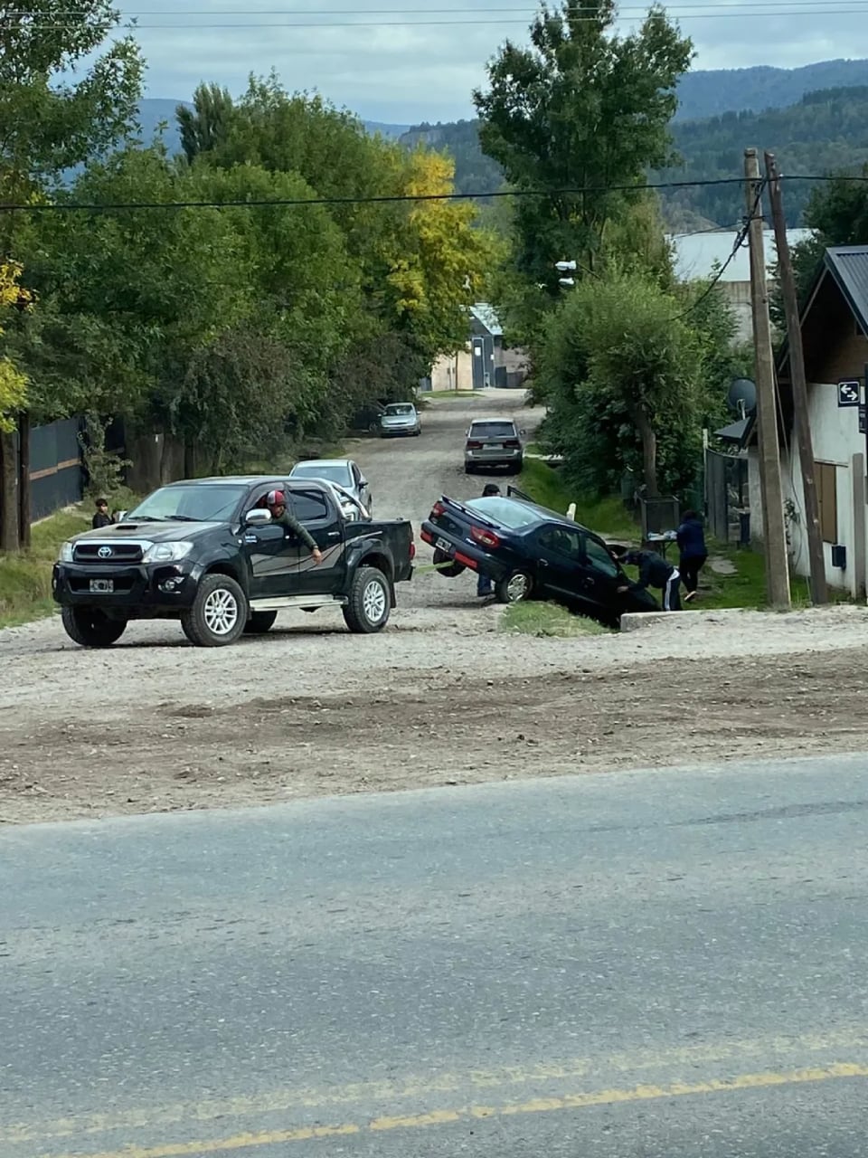 Un auto quedó atascado en una acequia.