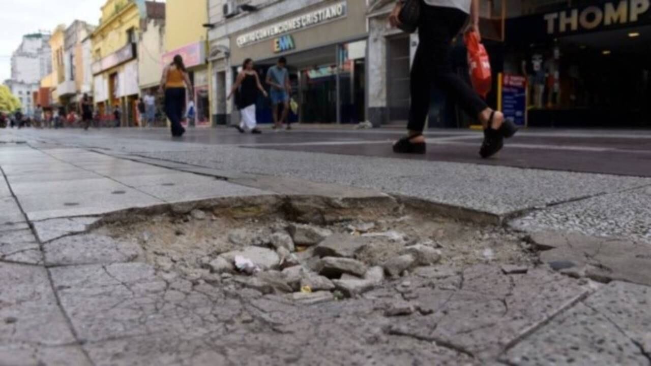 Baldosas rotas en la peatonal San Martín de Rosario