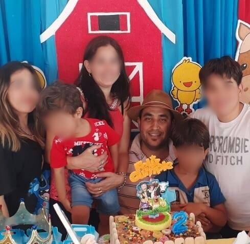 La víctima fatal junto a su familia