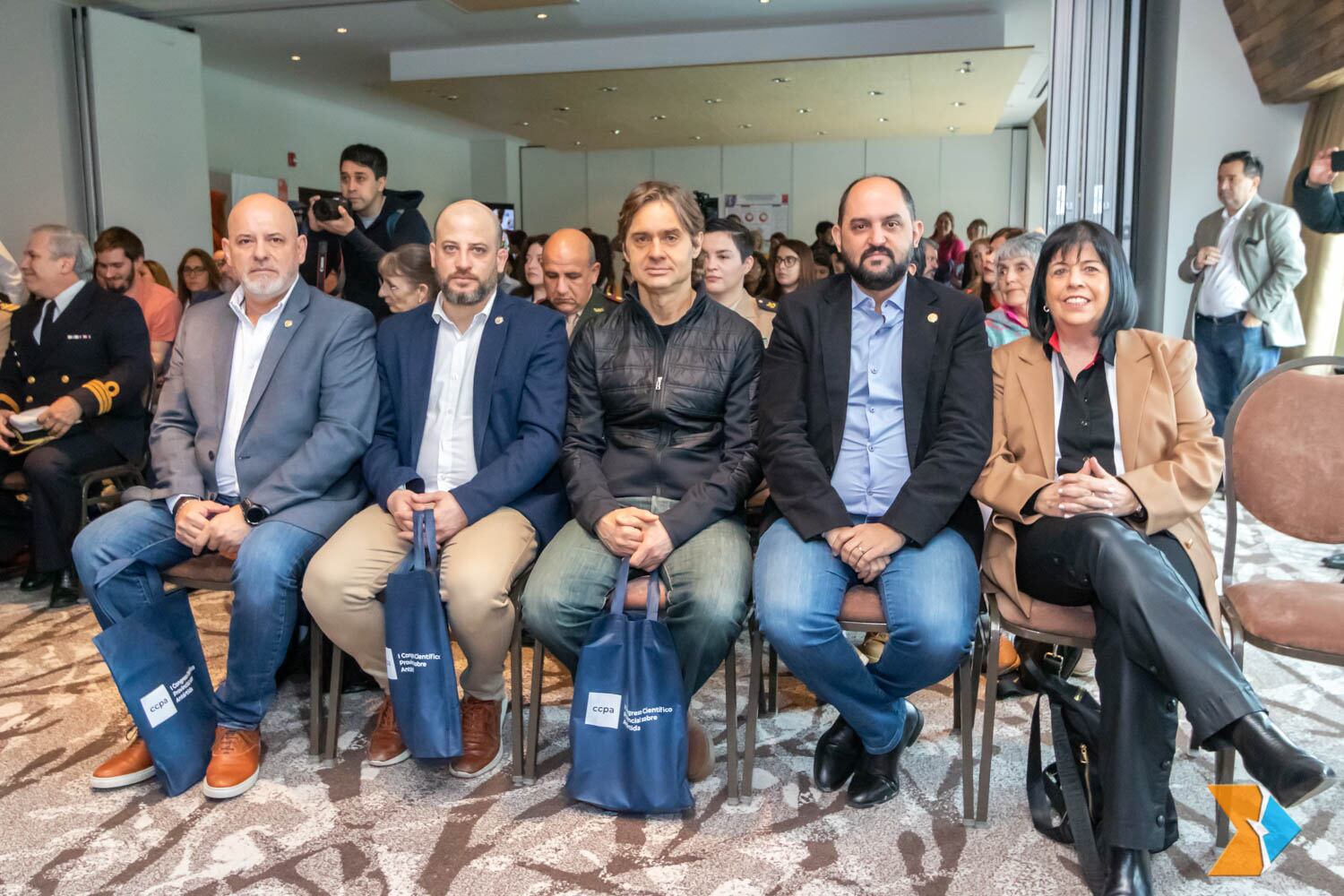 Legisladores de diversos bloques, participaron de la apertura del Primer Congreso Científico provincial sobre Antártida.