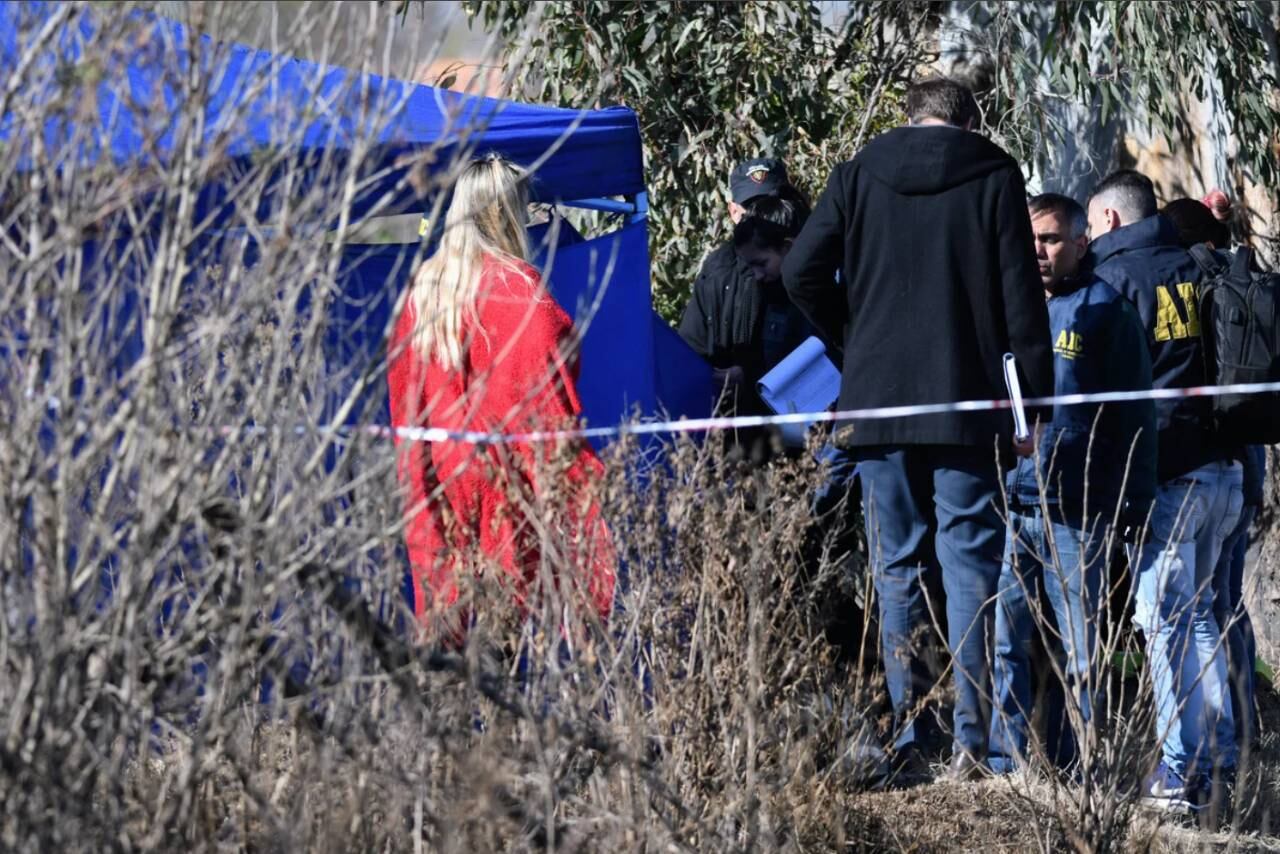 La Agencia de Investigación Criminal (AIC) encontró los cadáveres a metros del Camino del Indio.