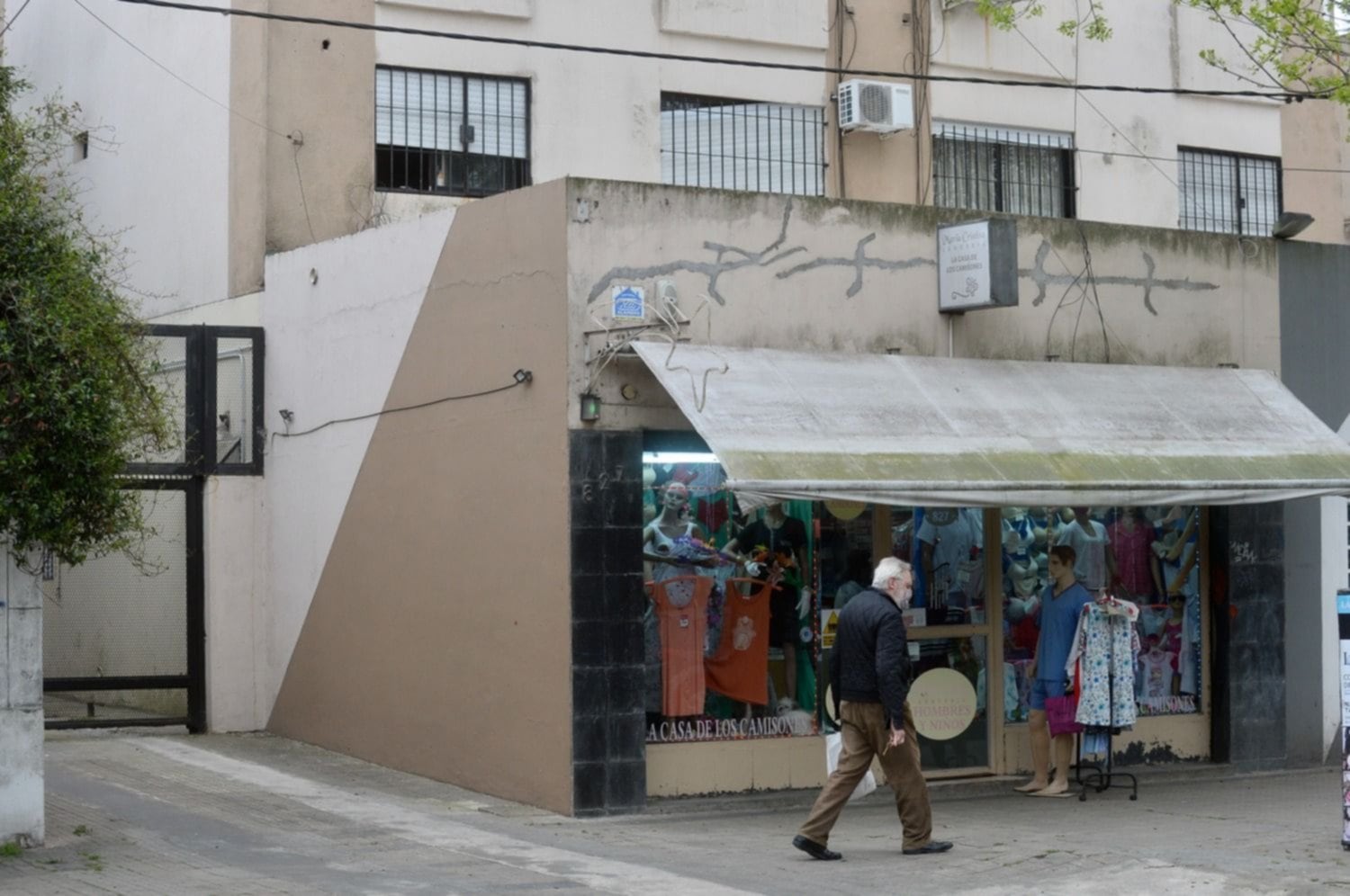 La Plata: una mamá dejó abandonados a tres hijos menores de edad en la casa y al retirarse dejó al cuarto en la comisaría