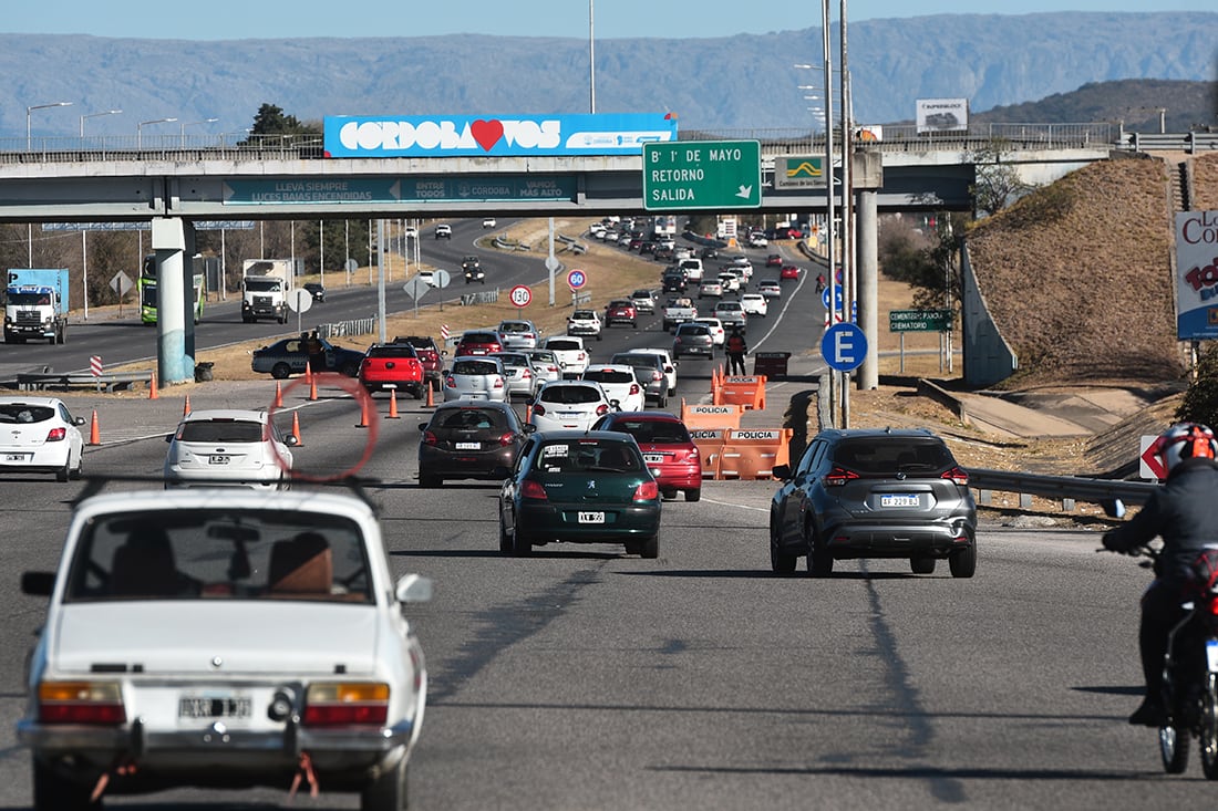 Peaje de la autopista Córdoba Carlos Paz. Movimiento turistico por el fin de semana largo    Foto: (Pedro Castillo / La Voz)