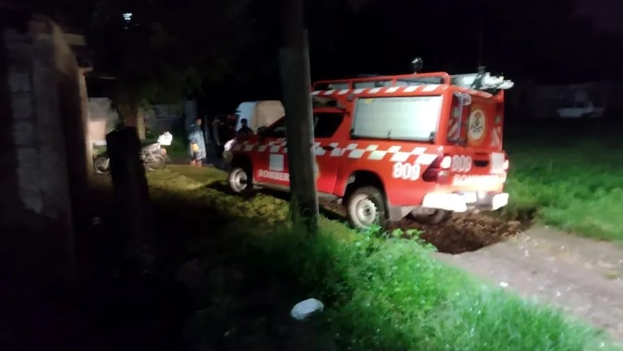 El lunes una fuerte tormenta y la inusual crecida del río Grande sorprendió a una familia que no pudo salir del cauce por sus propios medios. Bomberos de Jujuy acudieron a su rescate, que pudo realizarse con una pala mecánica de una empresa que trabajaba en el sector.