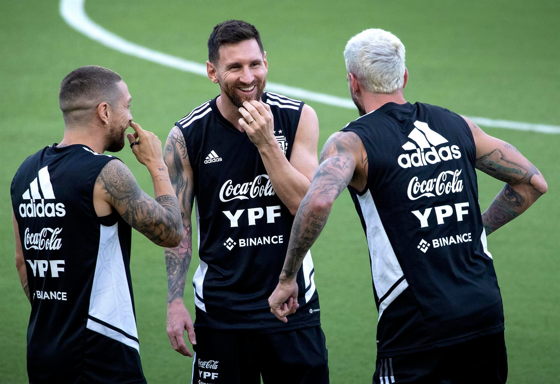 Lionel Messi (L) de Paris Saint Germain en acción durante una sesión de entrenamiento con el equipo nacional de fútbol de Argentina en el estadio DRV PNK en Fort Lauderdale, Florida