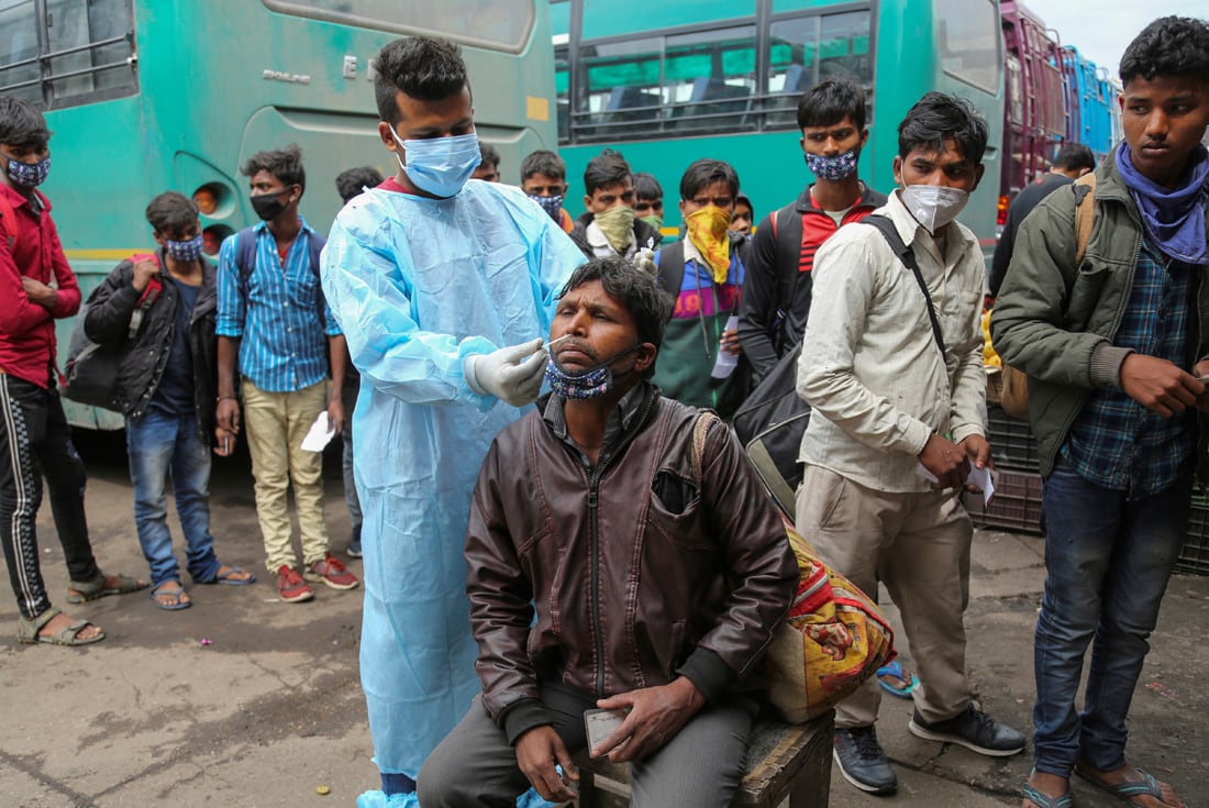 Testeos masivos en la estación de colectivos de Jammu. (AP)