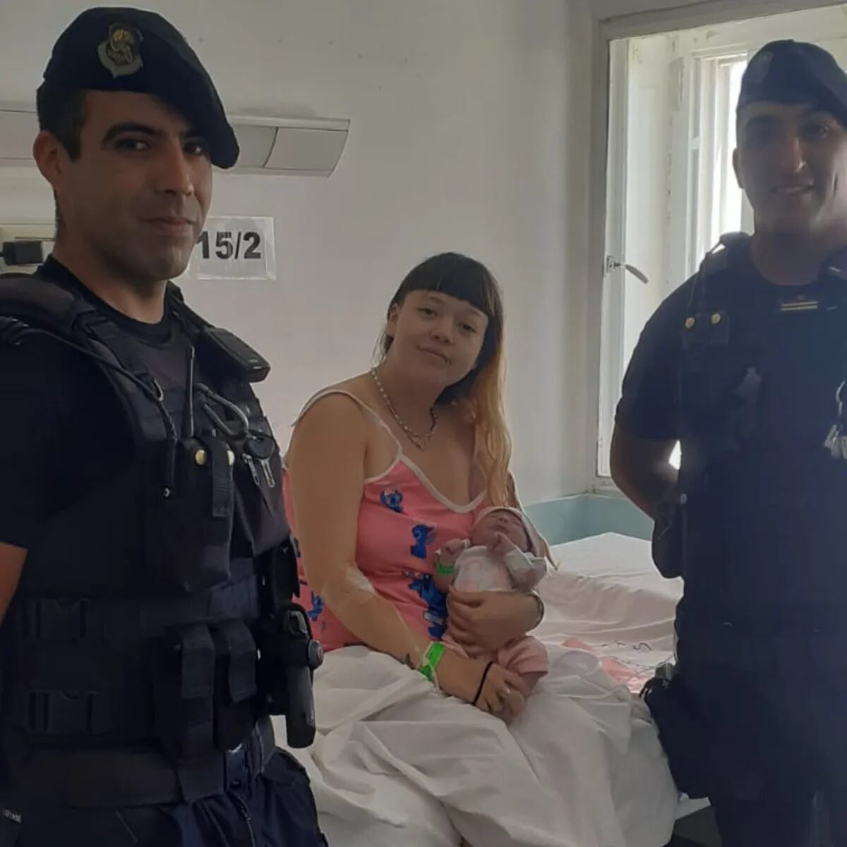 Los oficiales Francisco Doménico y Pedro Guerra posando felices junto a Julieta Milagros Sagal Carabajal, mamá de la recién nacida.