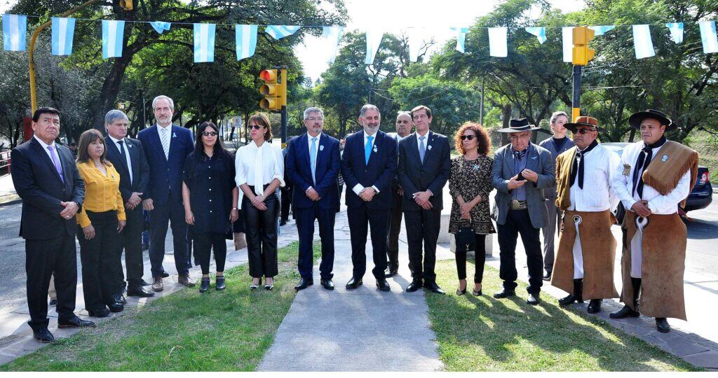 Autoridades del Poder Ejecutivo provincial, del municipio capitalino y representantes de instituciones tradicionalistas, en el acto recordatorio de la Revolución de Mayo.