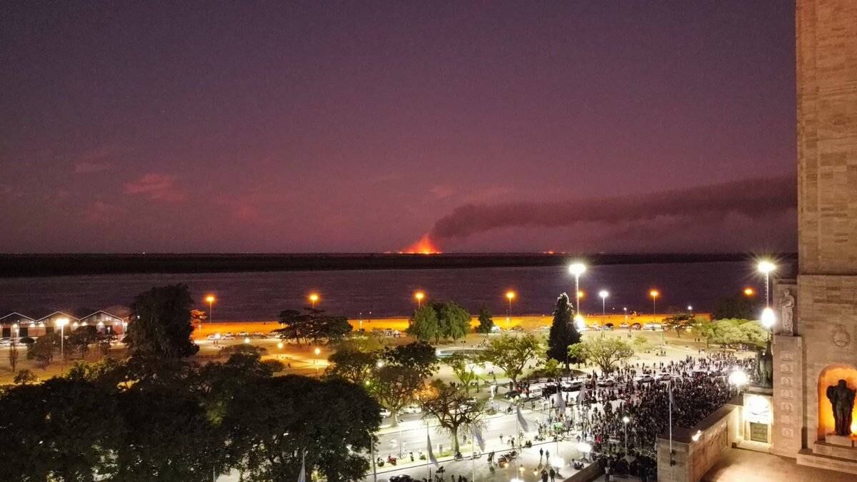 Todo cierto: Rosario dijo basta de humo y prendieron fuego frente al Monumento