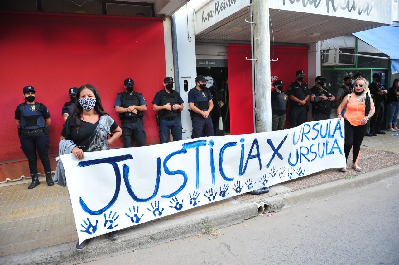 Marcha en Rojas por el femicidio a Úrsula (foto: Clarín)