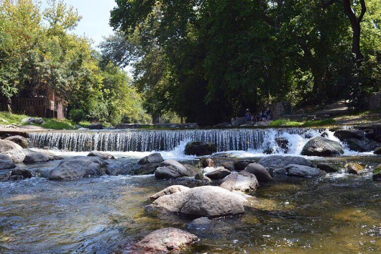 La localidad que se ubica a una hora de Córdoba, y esconde aguas cristalinas y verde vegetación.