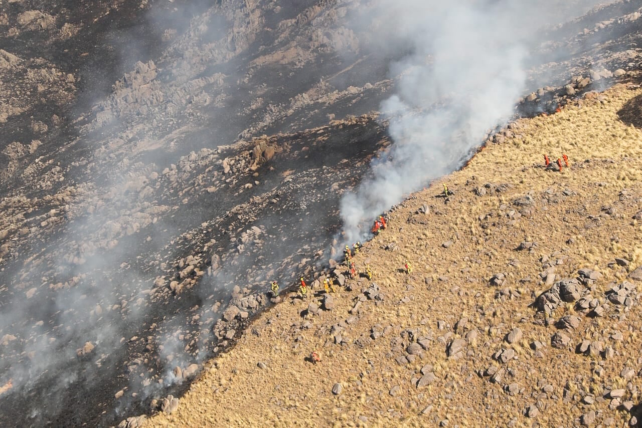 Incendios. El trabajo de bomberos en el Champaquí (Gobierno de Córdoba).