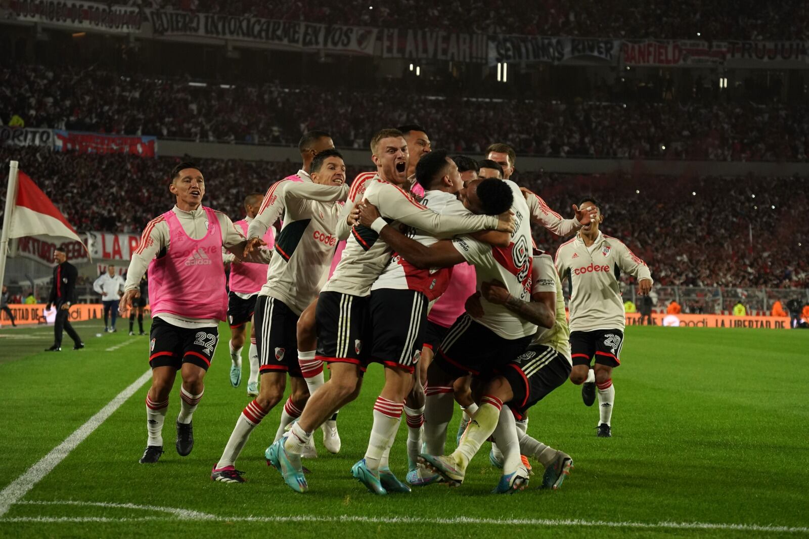 El festejo de River por el gol de Borja de penal en el final del partido y que motivo incidentes con los jugadores de Boca en el Superclásico. (Clarín)